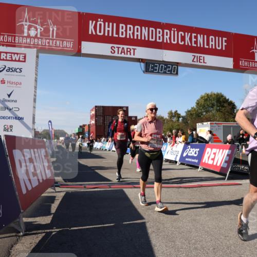03.10.2025 - Köhlbrandbrückenlauf Lena Gebhardt http://msf.ph/oto/9066671 03.10.2025 13:30:21 Ziel 4823, 4927, 5017, 5038, 5060, 5079, 5151, 5153, 5157, 5161, 5174, 5233, 6078, 6219 meine-sportfotos.de