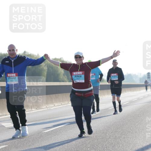 03.10.2025 - Köhlbrandbrückenlauf Jannik Wohlers http://msf.ph/oto/9066674 03.10.2025 09:27:55 Position 3 2357, 2623 meine-sportfotos.de