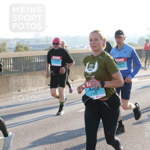 03.10.2025 - Köhlbrandbrückenlauf Lena Gebhardt http://msf.ph/oto/9066677 03.10.2025 09:23:15 Position 1 61, 56, 2094, 3124, 3, 3108 meine-sportfotos.de