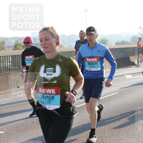03.10.2025 - Köhlbrandbrückenlauf Lena Gebhardt http://msf.ph/oto/9066686 03.10.2025 09:23:15 Position 1 2094, 3124, 2006, 3108 meine-sportfotos.de