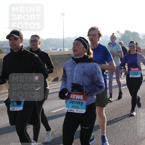 03.10.2025 - Köhlbrandbrückenlauf Lena Gebhardt http://msf.ph/oto/9066807 03.10.2025 09:23:21 Position 1 3537, 3535, 3726 meine-sportfotos.de