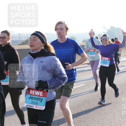 03.10.2025 - Köhlbrandbrückenlauf Lena Gebhardt http://msf.ph/oto/9066817 03.10.2025 09:23:22 Position 1 3537, 38, 3535 meine-sportfotos.de