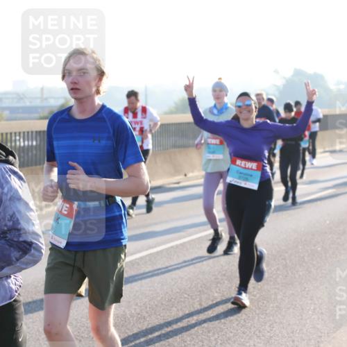 03.10.2025 - Köhlbrandbrückenlauf Lena Gebhardt http://msf.ph/oto/9066827 03.10.2025 09:23:22 Position 1 3535, 36, 3726 meine-sportfotos.de