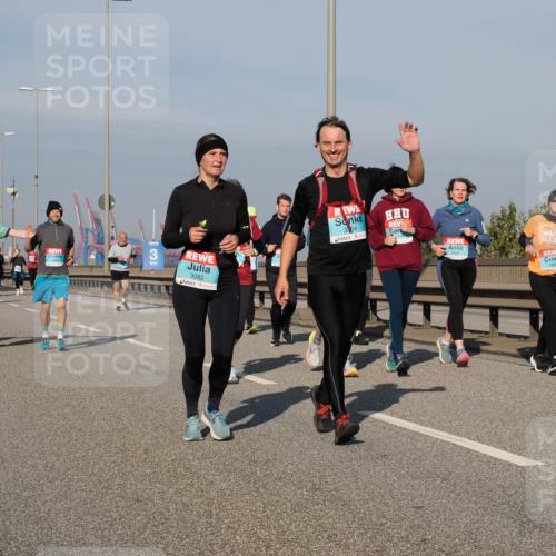 03.10.2025 - Köhlbrandbrückenlauf Fabian Wolf http://msf.ph/oto/9066847 03.10.2025 10:09:47 Position 3 3, 3383, 3384, 1867 meine-sportfotos.de