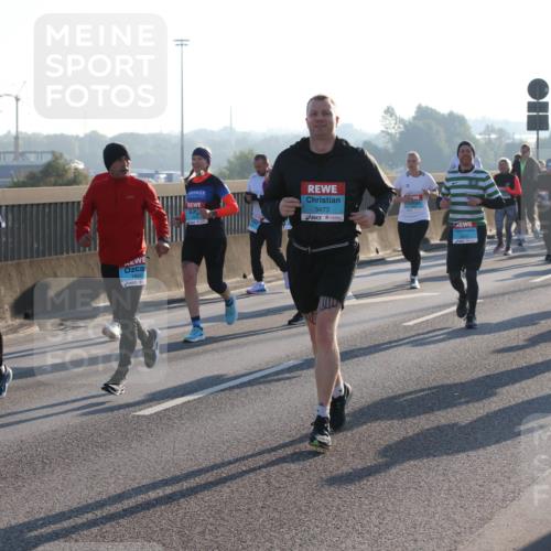 03.10.2025 - Köhlbrandbrückenlauf Lena Gebhardt http://msf.ph/oto/9066909 03.10.2025 09:23:26 Position 1 1712, 1891, 3473, 1348 meine-sportfotos.de