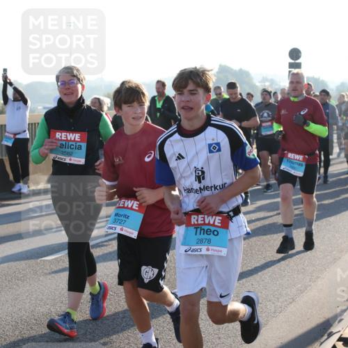 03.10.2025 - Köhlbrandbrückenlauf Lena Gebhardt http://msf.ph/oto/9067000 03.10.2025 09:23:31 Position 1 3582, 3727, 2878 meine-sportfotos.de