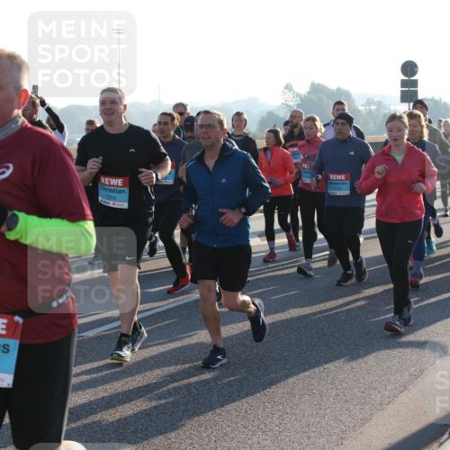 03.10.2025 - Köhlbrandbrückenlauf Lena Gebhardt http://msf.ph/oto/9067046 03.10.2025 09:23:33 Position 1 2800, 1310, 2140, 1147 meine-sportfotos.de