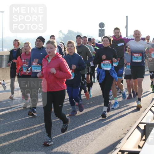 03.10.2025 - Köhlbrandbrückenlauf Lena Gebhardt http://msf.ph/oto/9067076 03.10.2025 09:23:34 Position 1 200, 172, 2977, 1147, 2140 meine-sportfotos.de
