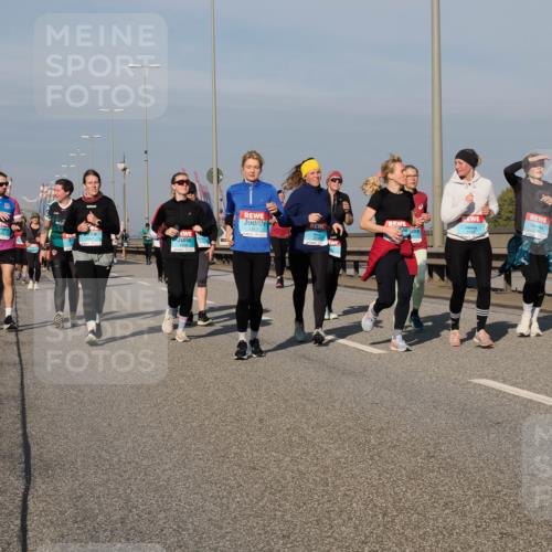 03.10.2025 - Köhlbrandbrückenlauf Fabian Wolf http://msf.ph/oto/9067116 03.10.2025 10:10:03 Position 3 3367, 3745, 2966 meine-sportfotos.de
