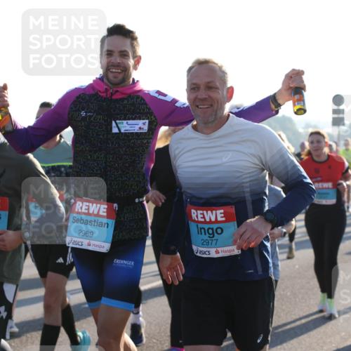 03.10.2025 - Köhlbrandbrückenlauf Lena Gebhardt http://msf.ph/oto/9067135 03.10.2025 09:23:37 Position 1 2, 306, 2969, 2977, 64 meine-sportfotos.de