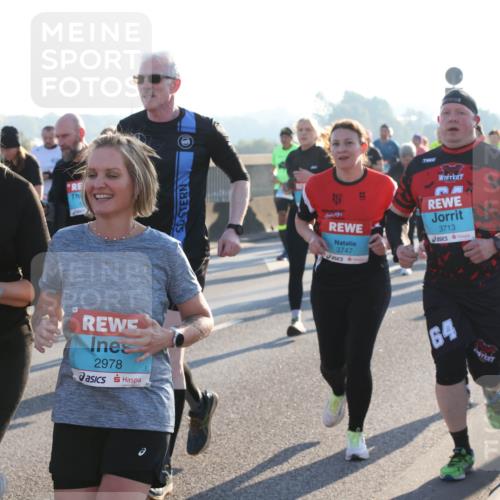 03.10.2025 - Köhlbrandbrückenlauf Lena Gebhardt http://msf.ph/oto/9067164 03.10.2025 09:23:38 Position 1 2978, 3747, 3713, 64 meine-sportfotos.de