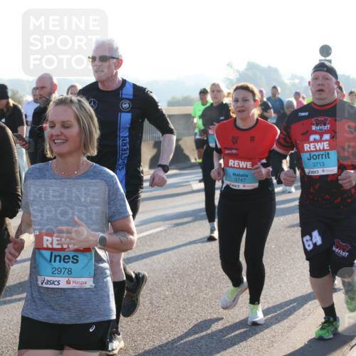 03.10.2025 - Köhlbrandbrückenlauf Lena Gebhardt http://msf.ph/oto/9067169 03.10.2025 09:23:38 Position 1 2978, 3747, 3713, 64 meine-sportfotos.de