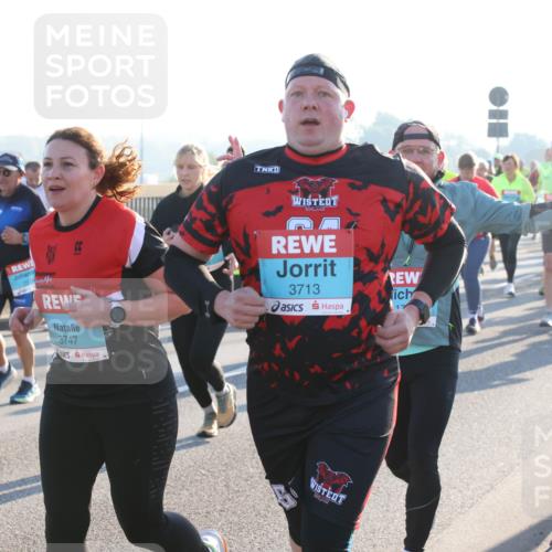 03.10.2025 - Köhlbrandbrückenlauf Lena Gebhardt http://msf.ph/oto/9067192 03.10.2025 09:23:39 Position 1 312, 3747, 3713, 17 meine-sportfotos.de