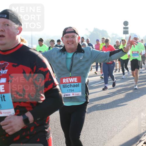 03.10.2025 - Köhlbrandbrückenlauf Lena Gebhardt http://msf.ph/oto/9067215 03.10.2025 09:23:39 Position 1 2974, 3713, 1794 meine-sportfotos.de