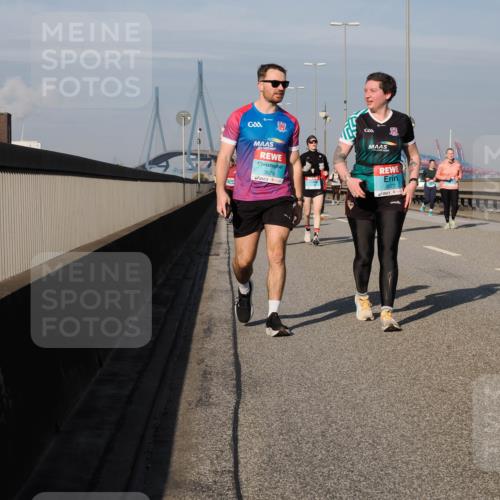 03.10.2025 - Köhlbrandbrückenlauf Fabian Wolf http://msf.ph/oto/9067237 03.10.2025 10:10:08 Position 3 3076, 3077, 2599 meine-sportfotos.de