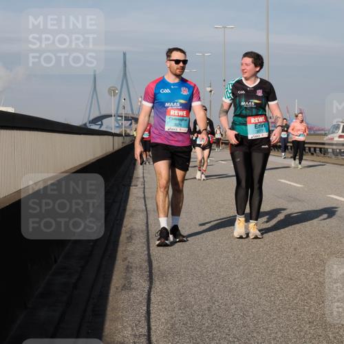 03.10.2025 - Köhlbrandbrückenlauf Fabian Wolf http://msf.ph/oto/9067244 03.10.2025 10:10:08 Position 3 3076, 3077, 259 meine-sportfotos.de