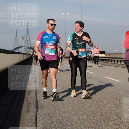 03.10.2025 - Köhlbrandbrückenlauf Fabian Wolf http://msf.ph/oto/9067260 03.10.2025 10:10:09 Position 3 3076, 3077, 2599 meine-sportfotos.de