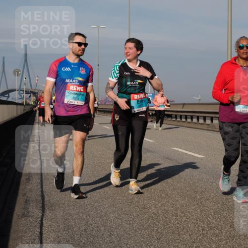 03.10.2025 - Köhlbrandbrückenlauf Fabian Wolf http://msf.ph/oto/9067265 03.10.2025 10:10:09 Position 3 3076, 3077, 2599 meine-sportfotos.de