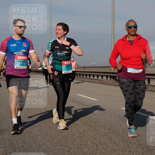 03.10.2025 - Köhlbrandbrückenlauf Fabian Wolf http://msf.ph/oto/9067277 03.10.2025 10:10:10 Position 3 3076, 3077 meine-sportfotos.de