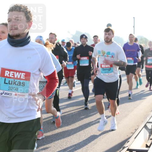 03.10.2025 - Köhlbrandbrückenlauf Lena Gebhardt http://msf.ph/oto/9067330 03.10.2025 09:23:44 Position 1 120, 3208, 3276 meine-sportfotos.de