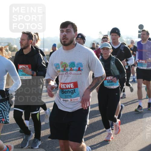 03.10.2025 - Köhlbrandbrückenlauf Lena Gebhardt http://msf.ph/oto/9067354 03.10.2025 09:23:45 Position 1 2855, 2854, 2068, 3276 meine-sportfotos.de