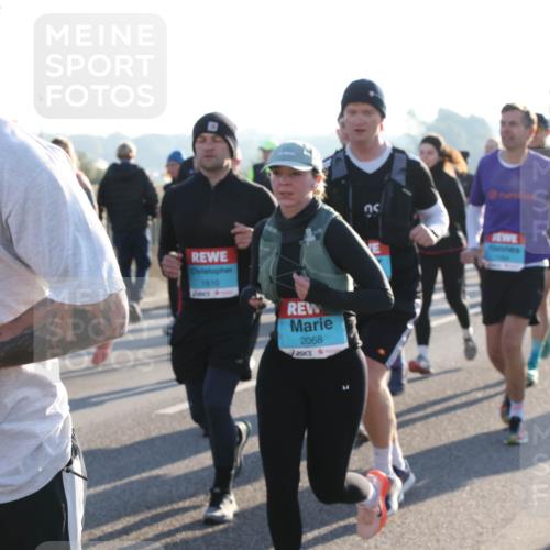 03.10.2025 - Köhlbrandbrückenlauf Lena Gebhardt http://msf.ph/oto/9067371 03.10.2025 09:23:46 Position 1 1810, 2068 meine-sportfotos.de
