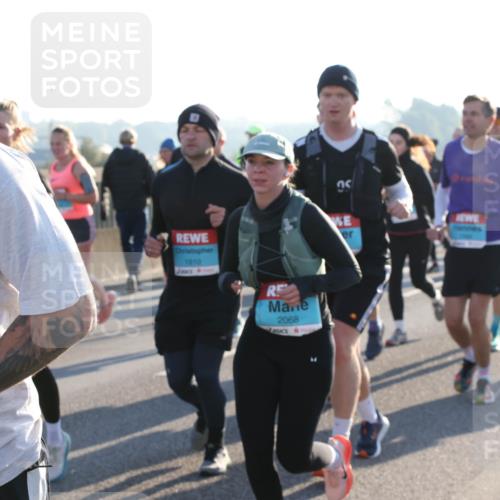 03.10.2025 - Köhlbrandbrückenlauf Lena Gebhardt http://msf.ph/oto/9067374 03.10.2025 09:23:46 Position 1 1810, 3276, 2068 meine-sportfotos.de