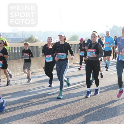 03.10.2025 - Köhlbrandbrückenlauf Lena Gebhardt http://msf.ph/oto/9067544 03.10.2025 09:23:51 Position 1 2016, 3382, 1778, 2055 meine-sportfotos.de