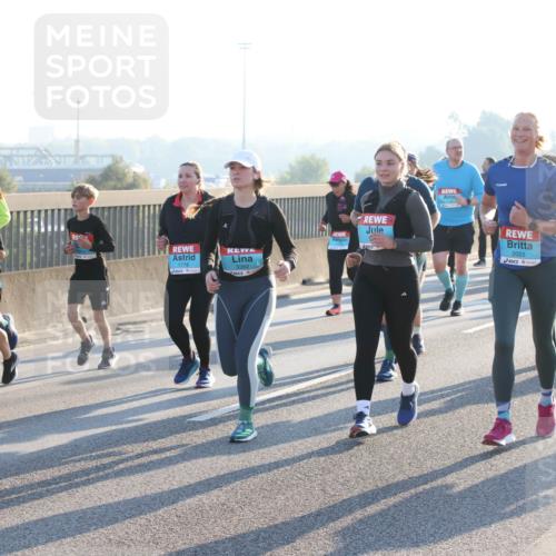 03.10.2025 - Köhlbrandbrückenlauf Lena Gebhardt http://msf.ph/oto/9067547 03.10.2025 09:23:51 Position 1 2016, 1778, 3382, 2055 meine-sportfotos.de