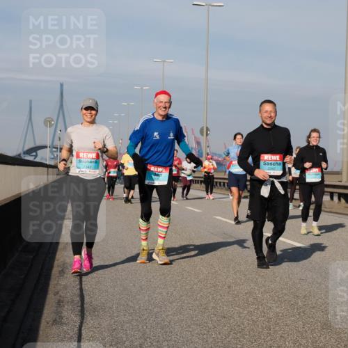 03.10.2025 - Köhlbrandbrückenlauf Fabian Wolf http://msf.ph/oto/9067682 03.10.2025 10:10:30 Position 3 2343, 3510, 2342 meine-sportfotos.de