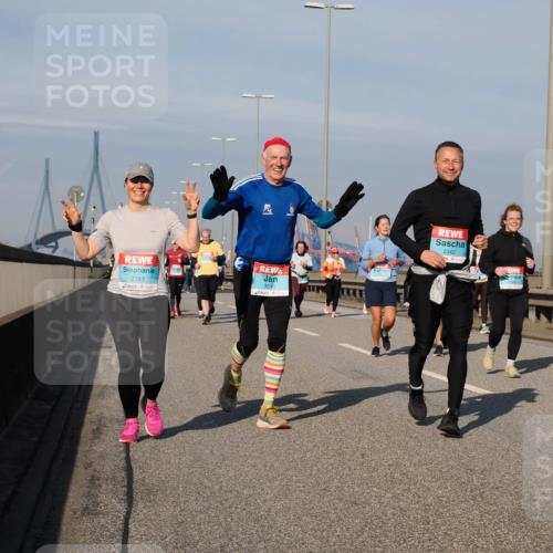 03.10.2025 - Köhlbrandbrückenlauf Fabian Wolf http://msf.ph/oto/9067688 03.10.2025 10:10:30 Position 3 2343, 3510, 2342 meine-sportfotos.de
