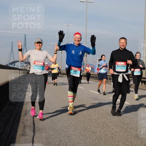 03.10.2025 - Köhlbrandbrückenlauf Fabian Wolf http://msf.ph/oto/9067693 03.10.2025 10:10:30 Position 3 2343, 3510, 2342 meine-sportfotos.de