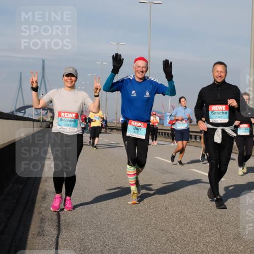 03.10.2025 - Köhlbrandbrückenlauf Fabian Wolf http://msf.ph/oto/9067698 03.10.2025 10:10:30 Position 3 2343, 3510, 2342 meine-sportfotos.de