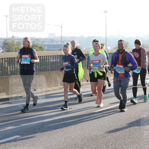 03.10.2025 - Köhlbrandbrückenlauf Lena Gebhardt http://msf.ph/oto/9067699 03.10.2025 09:23:56 Position 1 2012, 3215, 2200 meine-sportfotos.de