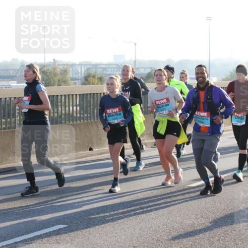 03.10.2025 - Köhlbrandbrückenlauf Lena Gebhardt http://msf.ph/oto/9067703 03.10.2025 09:23:56 Position 1 2012, 3220, 3222, 2200, 2124 meine-sportfotos.de
