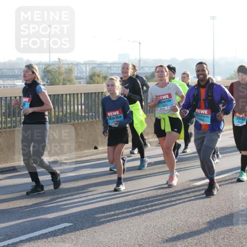 03.10.2025 - Köhlbrandbrückenlauf Lena Gebhardt http://msf.ph/oto/9067708 03.10.2025 09:23:56 Position 1 2012, 3222, 2200, 2124 meine-sportfotos.de