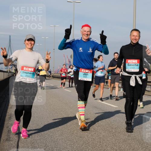 03.10.2025 - Köhlbrandbrückenlauf Fabian Wolf http://msf.ph/oto/9067711 03.10.2025 10:10:31 Position 3 2343, 3510, 2342 meine-sportfotos.de