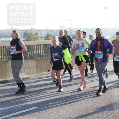 03.10.2025 - Köhlbrandbrückenlauf Lena Gebhardt http://msf.ph/oto/9067713 03.10.2025 09:23:56 Position 1 2012, 3215, 2200, 2124, 3222 meine-sportfotos.de