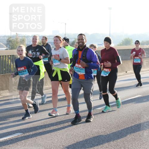 03.10.2025 - Köhlbrandbrückenlauf Lena Gebhardt http://msf.ph/oto/9067726 03.10.2025 09:23:57 Position 1 3220, 3222, 2200, 2124 meine-sportfotos.de