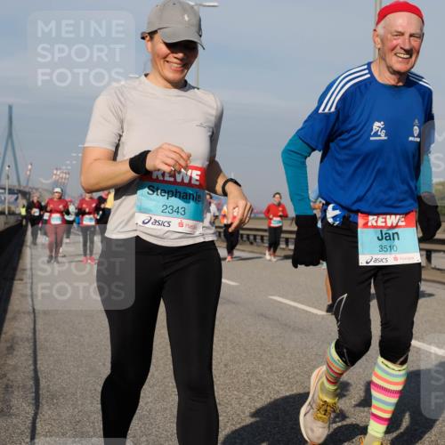 03.10.2025 - Köhlbrandbrückenlauf Fabian Wolf http://msf.ph/oto/9067730 03.10.2025 10:10:32 Position 3 2343, 3510, 2385 meine-sportfotos.de
