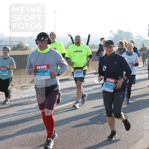 03.10.2025 - Köhlbrandbrückenlauf Lena Gebhardt http://msf.ph/oto/9067856 03.10.2025 09:24:01 Position 1 1607, 1692, 2740, 3737 meine-sportfotos.de