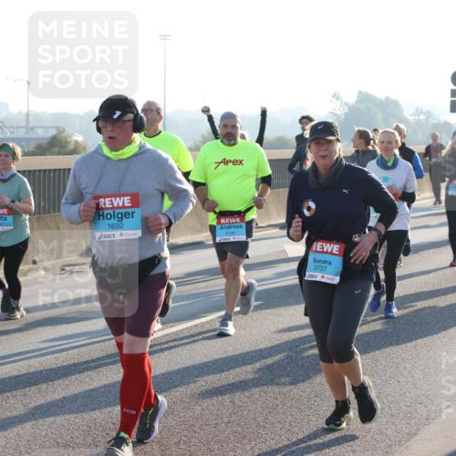 03.10.2025 - Köhlbrandbrückenlauf Lena Gebhardt http://msf.ph/oto/9067859 03.10.2025 09:24:01 Position 1 2740, 3737, 1607, 1692 meine-sportfotos.de