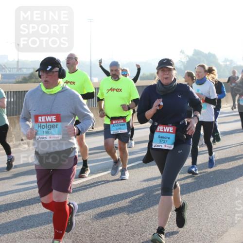 03.10.2025 - Köhlbrandbrückenlauf Lena Gebhardt http://msf.ph/oto/9067872 03.10.2025 09:24:01 Position 1 1692, 2740, 231, 3737 meine-sportfotos.de