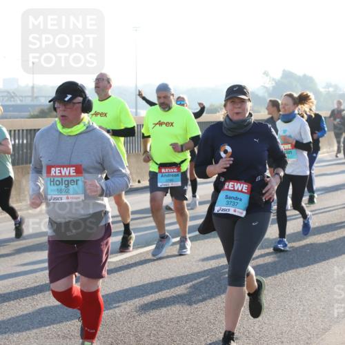 03.10.2025 - Köhlbrandbrückenlauf Lena Gebhardt http://msf.ph/oto/9067875 03.10.2025 09:24:01 Position 1 1692, 2740, 231, 3737 meine-sportfotos.de