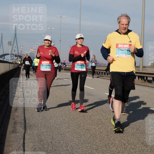 03.10.2025 - Köhlbrandbrückenlauf Fabian Wolf http://msf.ph/oto/9067878 03.10.2025 10:10:40 Position 3 2726, 2725, 2518, 3663 meine-sportfotos.de