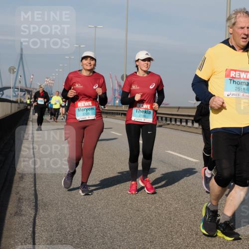 03.10.2025 - Köhlbrandbrückenlauf Fabian Wolf http://msf.ph/oto/9067892 03.10.2025 10:10:40 Position 3 2725, 2726, 2518 meine-sportfotos.de