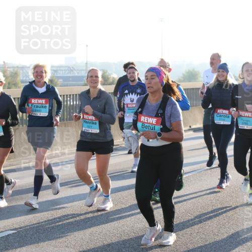 03.10.2025 - Köhlbrandbrückenlauf Lena Gebhardt http://msf.ph/oto/9067941 03.10.2025 09:24:04 Position 1 1394, 2493, 1577, 3110, 3765, 1827 meine-sportfotos.de