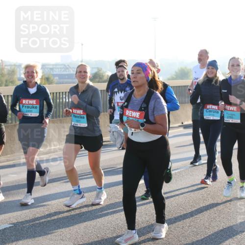 03.10.2025 - Köhlbrandbrückenlauf Lena Gebhardt http://msf.ph/oto/9067944 03.10.2025 09:24:04 Position 1 1394, 2493, 1577, 1827, 3110, 3765 meine-sportfotos.de