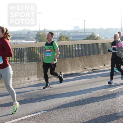 03.10.2025 - Köhlbrandbrückenlauf Lena Gebhardt http://msf.ph/oto/9068042 03.10.2025 09:24:07 Position 1 3816, 2707 meine-sportfotos.de