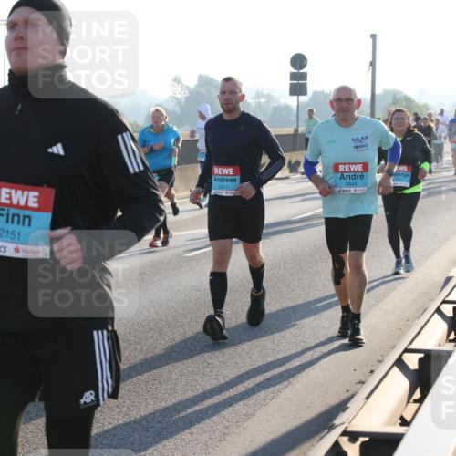 03.10.2025 - Köhlbrandbrückenlauf Lena Gebhardt http://msf.ph/oto/9068170 03.10.2025 09:24:12 Position 1 2151, 2847, 2848 meine-sportfotos.de